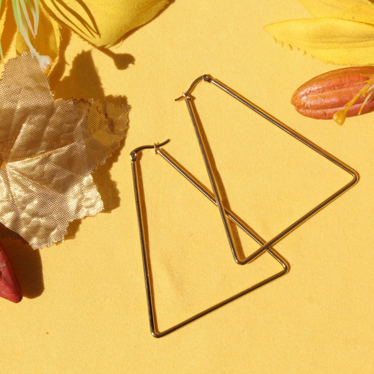 CHIC TRIANGLE EARRINGS